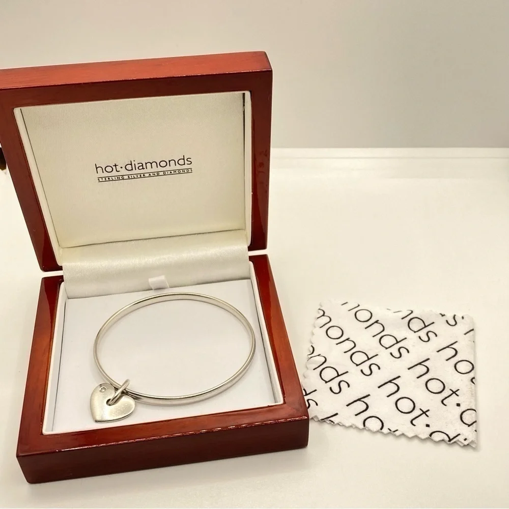 HOT Diamonds Silver Sterling And Diamonds Heart Charm Bangle Bracelet With Box